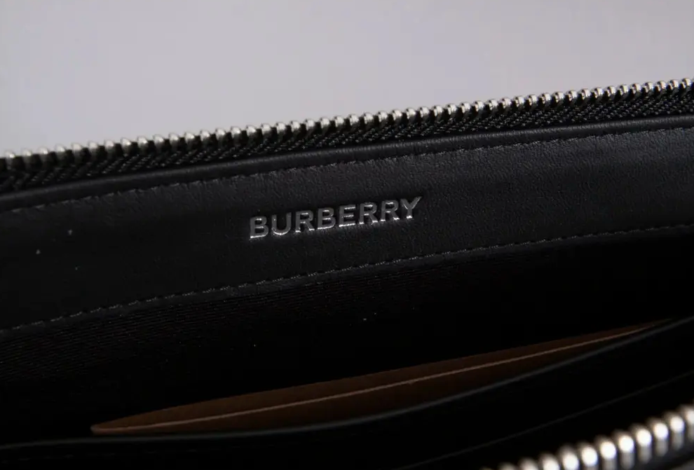 BURBERRY CLUTCH BAG